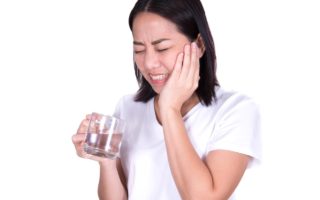 詰め物(セラミックなど)の歯がしみる原因と治療