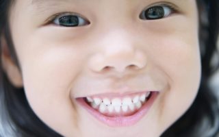 子供のガミースマイルはいつから歯列矯正するといいの？