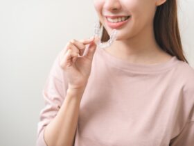 マウスピース矯正で装着するトレーの着脱のコツを歯科医師が紹介