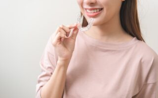 マウスピース矯正で装着するトレーの着脱のコツを歯科医師が紹介