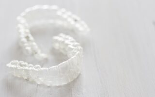 開咬はマウスピース矯正で治せるの？開咬の原因や症状も解説