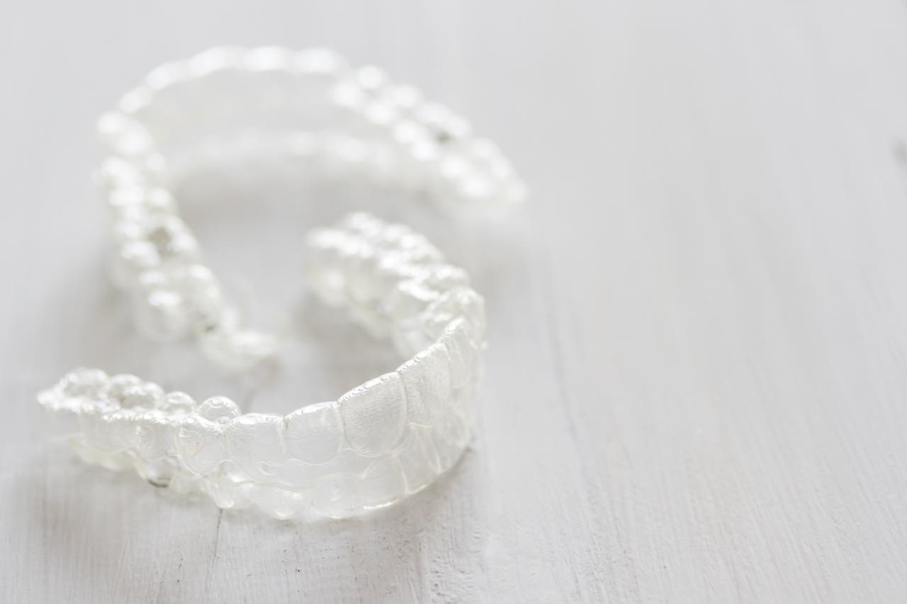 開咬はマウスピース矯正で治せるの？開咬の原因や症状も解説