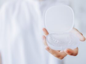 マウスピース矯正後の歯並びは後に戻る？リテーナーによる保定期間とは