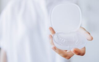 マウスピース矯正後の歯並びは後に戻る？リテーナーによる保定期間とは