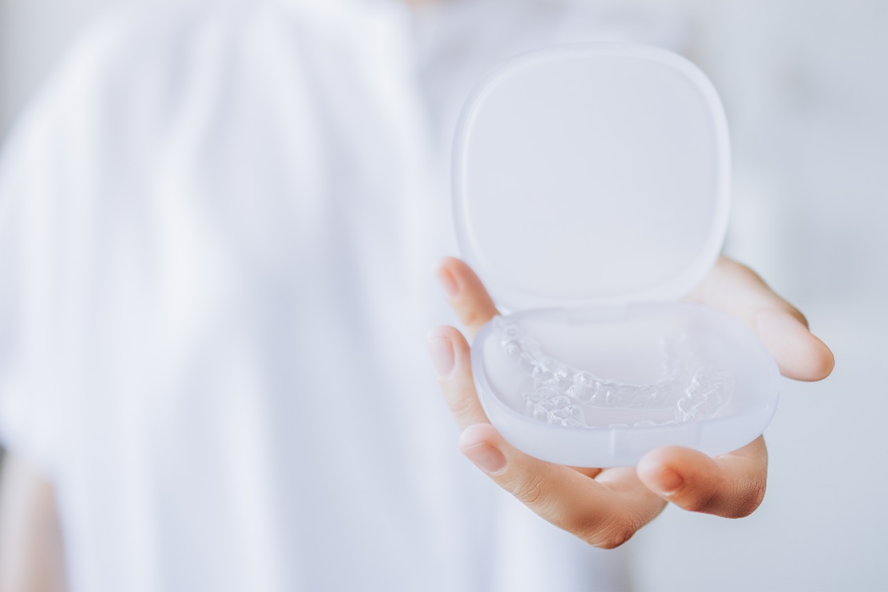 マウスピース矯正後の歯並びは後に戻る?リテーナーによる保定期間とは