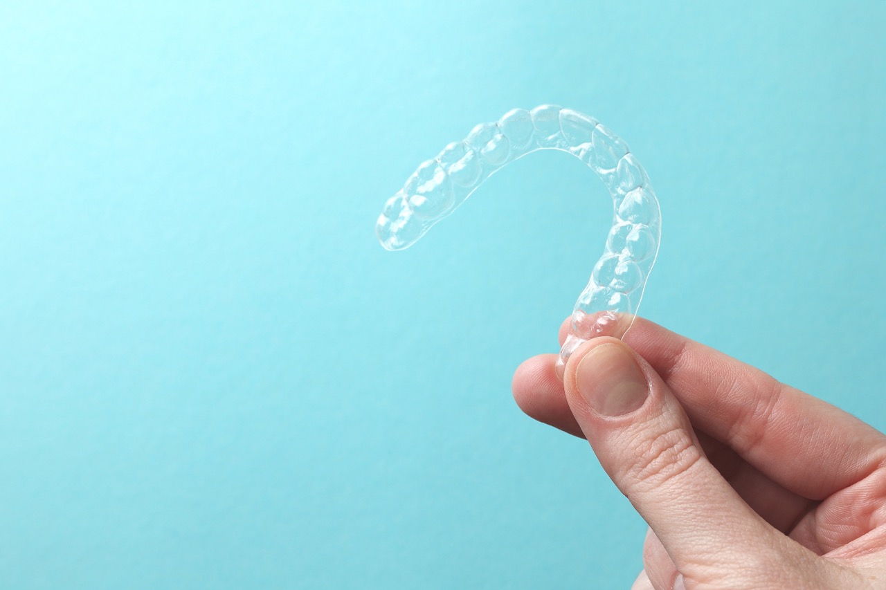 差し歯(被せ物)が入っていてもマウスピース矯正はできるの?