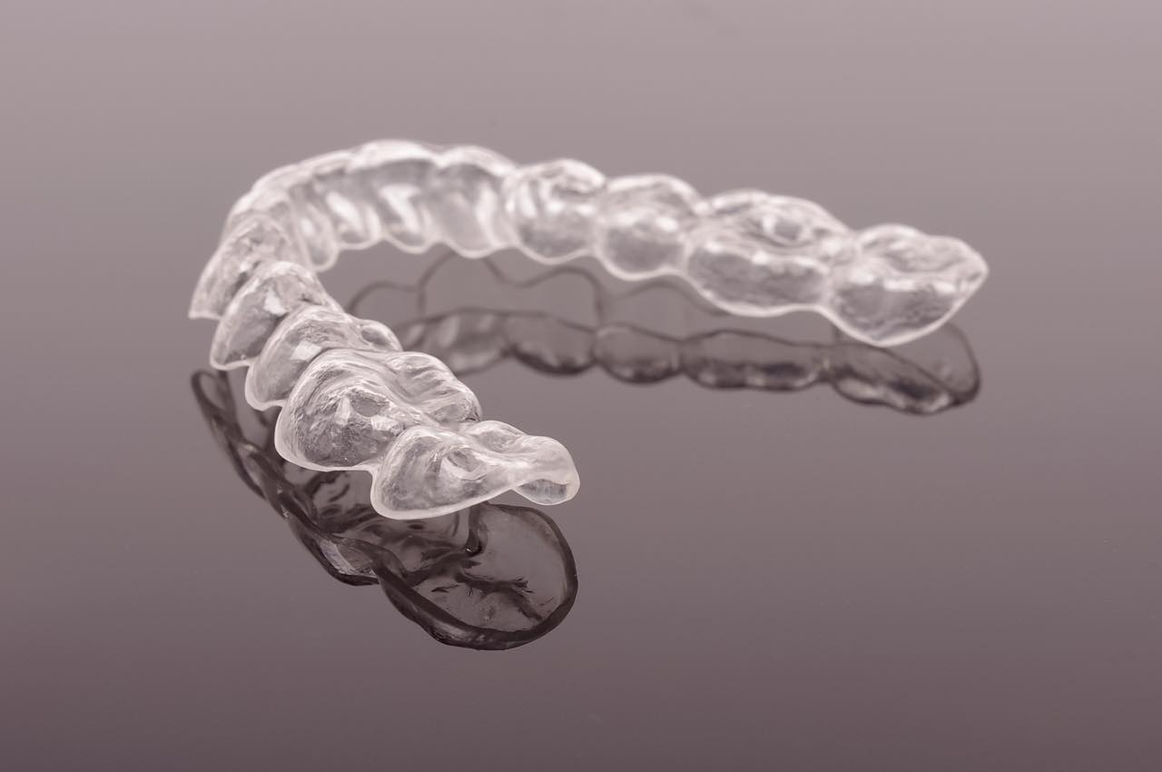 マウスピース矯正の値段はどこが安い?費用を抑えるコツを解説